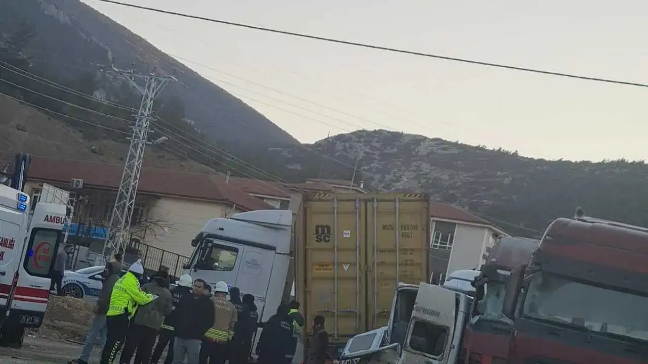 Hatay’da 12 Aracın Birbirine Girdiği Kazada 11 Yaralı! 4